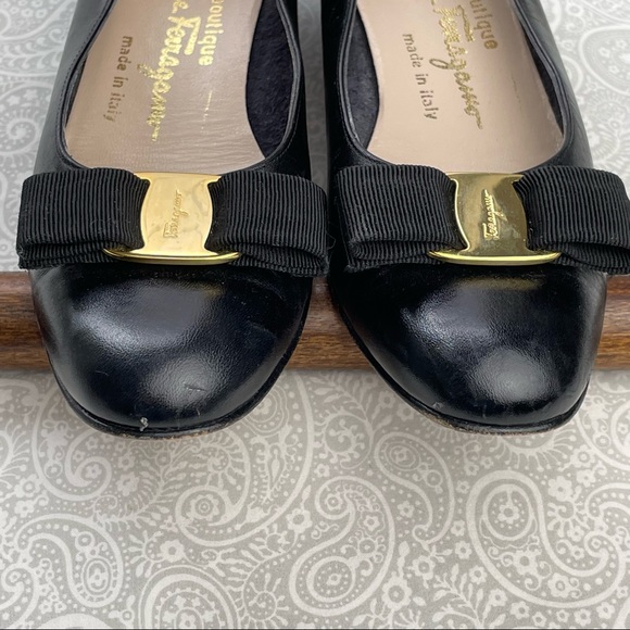 Salvatore Ferragamo Firenze black flats w/bows. EUC - Picture 6 of 11